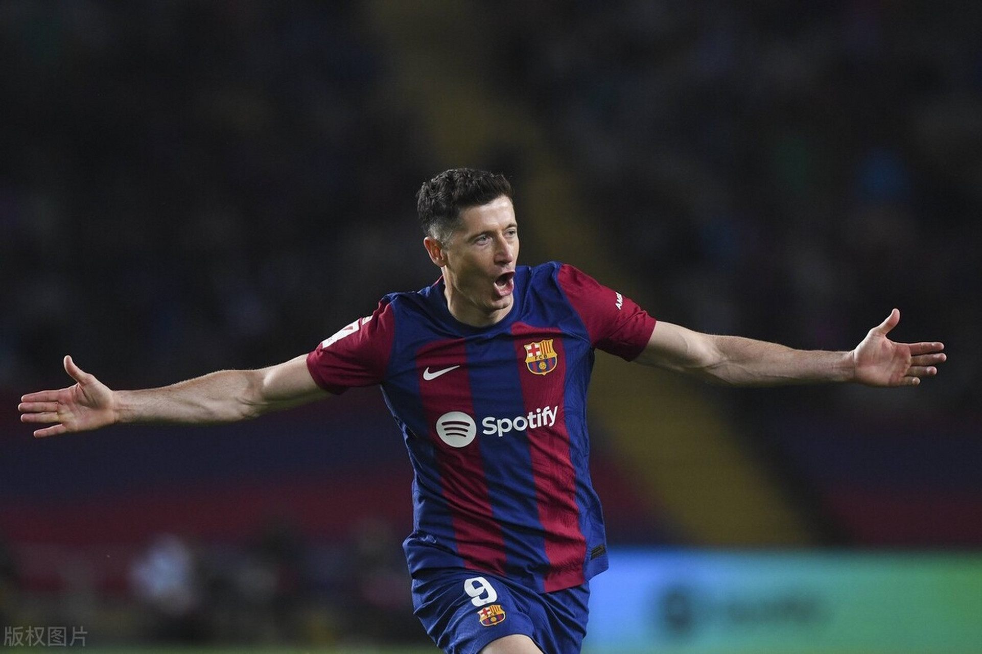 开云-莱万多夫斯基迎来二十赛季出色发挥,G2观众热烈欢呼!-开云