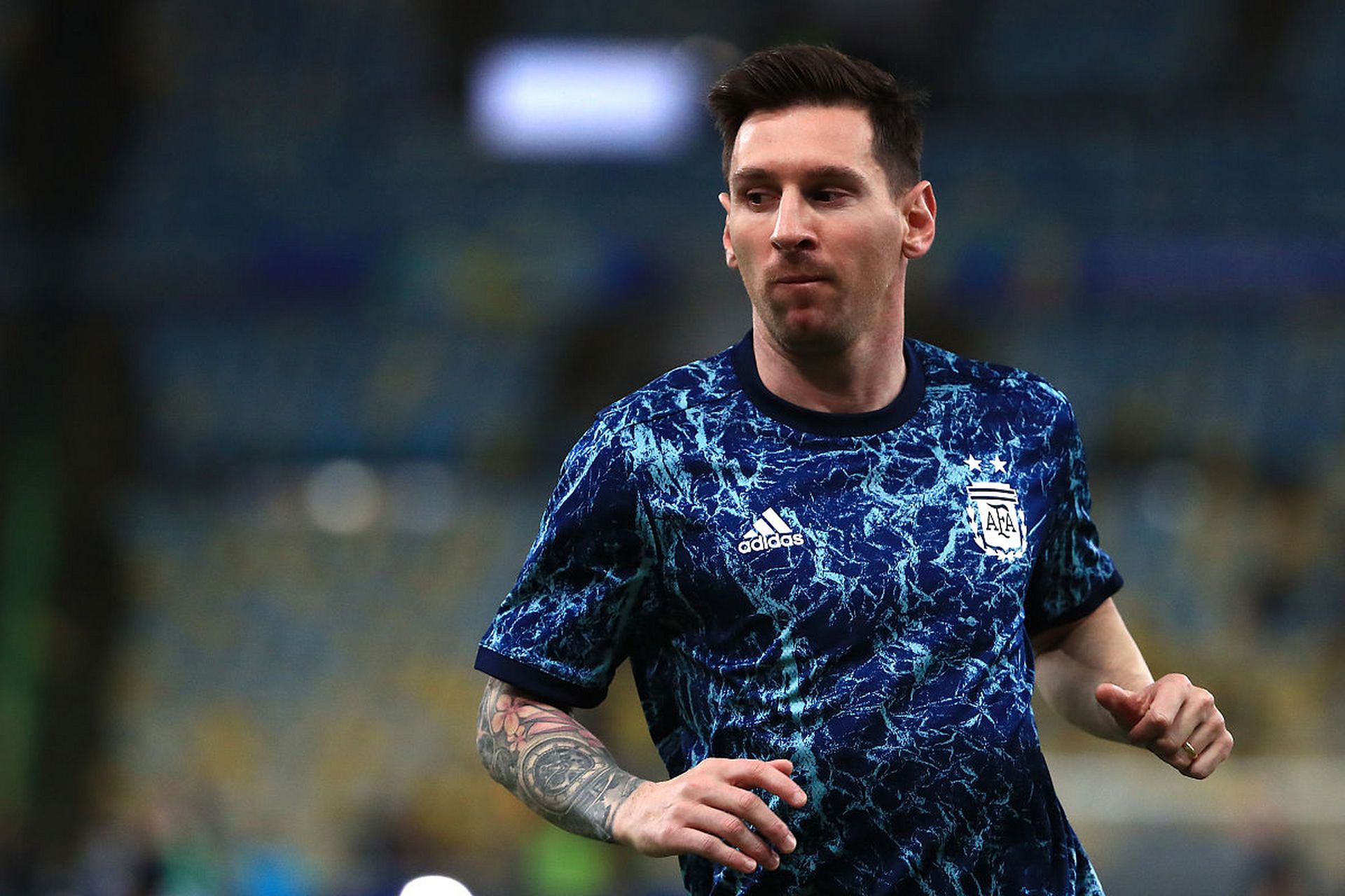 开云线上登录-梅西重返赛场，比赛局势复杂首场状态出色，日本队观众沸腾！-开云线上登录