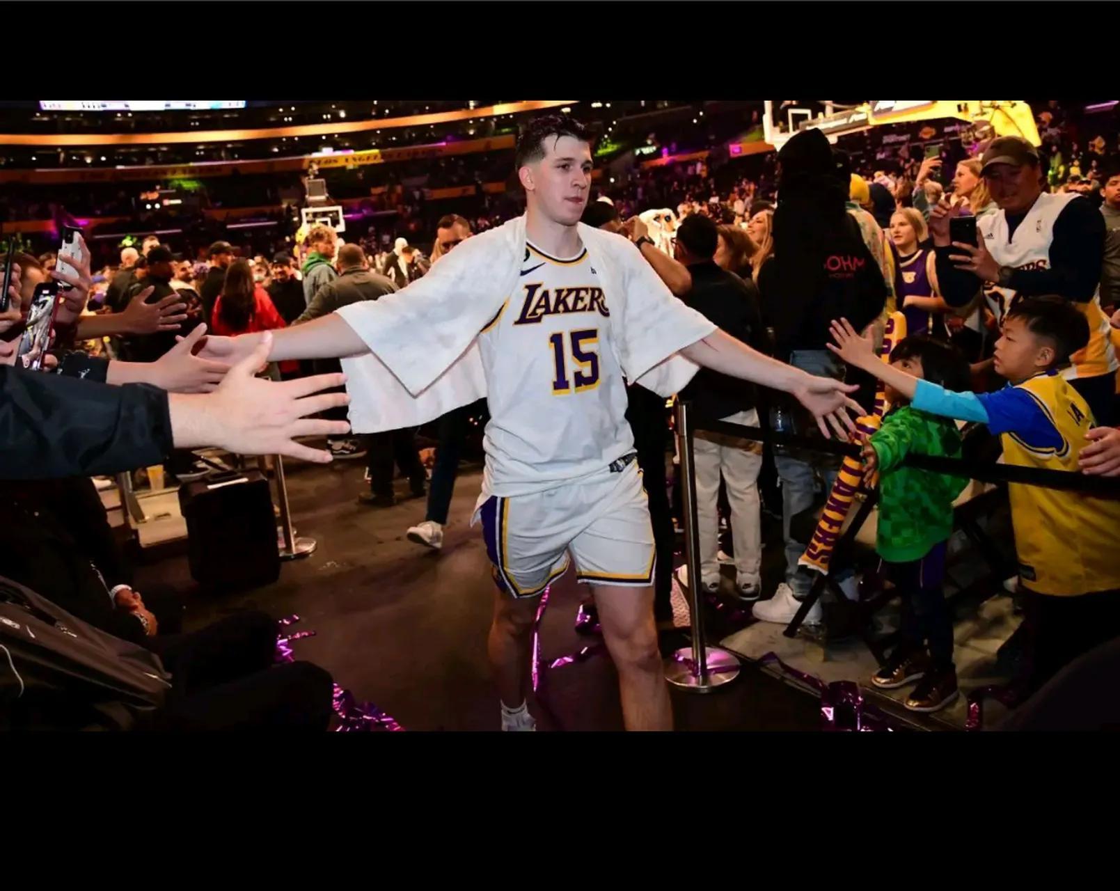 开云体育-詹姆斯迎来七赛季出色发挥,IG观众热烈欢呼!-开云体育